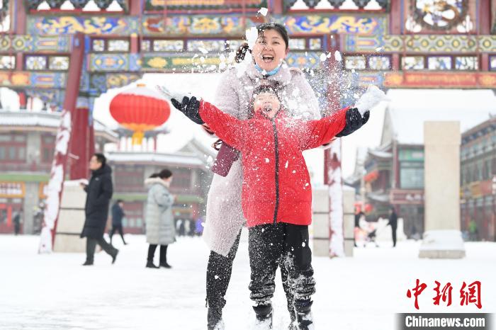 2月13日，家長與小朋友在呼和浩特市大召廣場享雪趣?！⑽娜A 攝