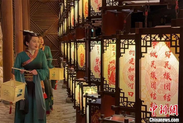 圖為游客身著古裝逛燈會(huì)。　張振祥 攝