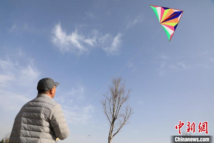 市民在放風箏?！∴囆?攝