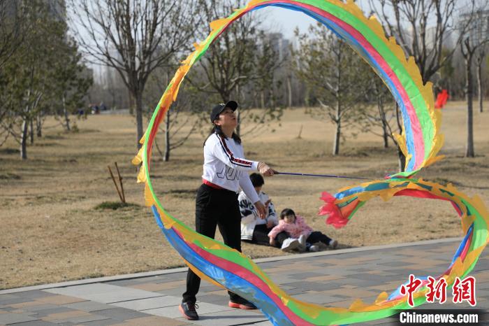 市民在公園里上演彩綢舞?！∴囆?攝