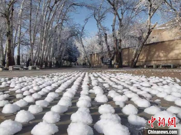 圖為春雪過后的莫高窟美不勝收?！≈鼙笕?攝