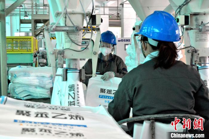 工人在生產線上包裝聚苯乙烯產品。　林弘梫 攝