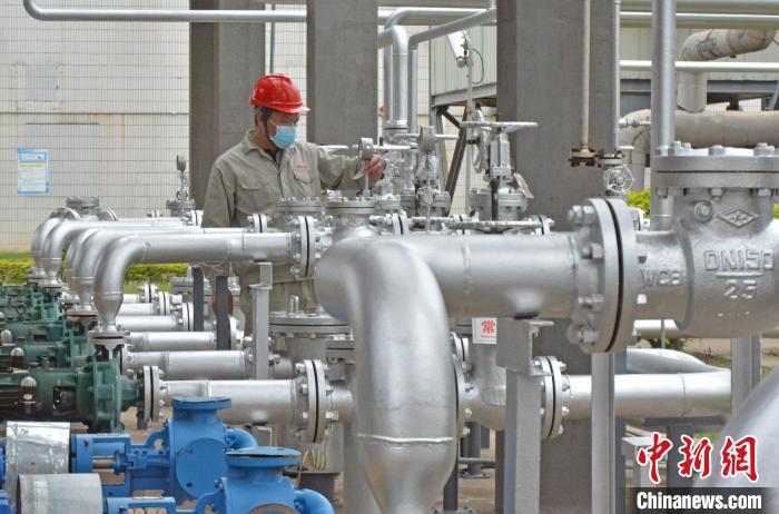 工人在查看設備儀表?！×趾霔v 攝