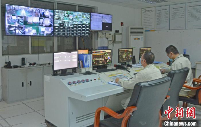 工人在中控室觀察各個生產車間運行情況?！×趾霔v 攝