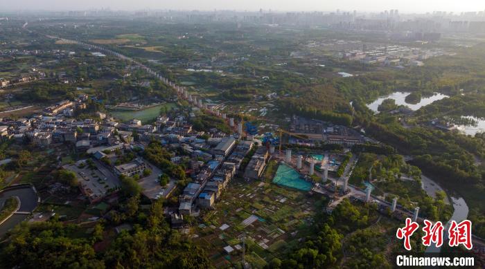 航拍正在建設(shè)中的成都至自貢高速鐵路成都段?！⒅铱?攝