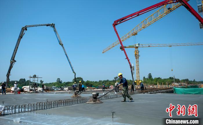 天府站多線橋施工澆筑現(xiàn)場?！⒅铱?攝