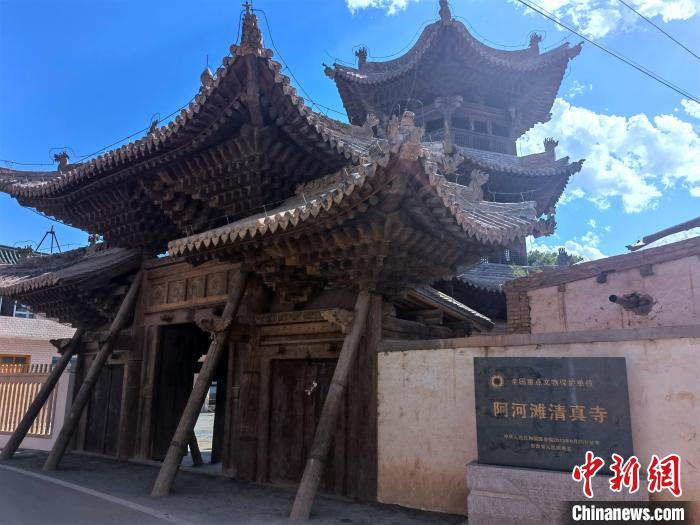 圖為集漢、藏、伊斯蘭風(fēng)格于一體的700年歷史的全國重點(diǎn)保護(hù)文物——阿河灘清真寺?！埡ｖ?攝