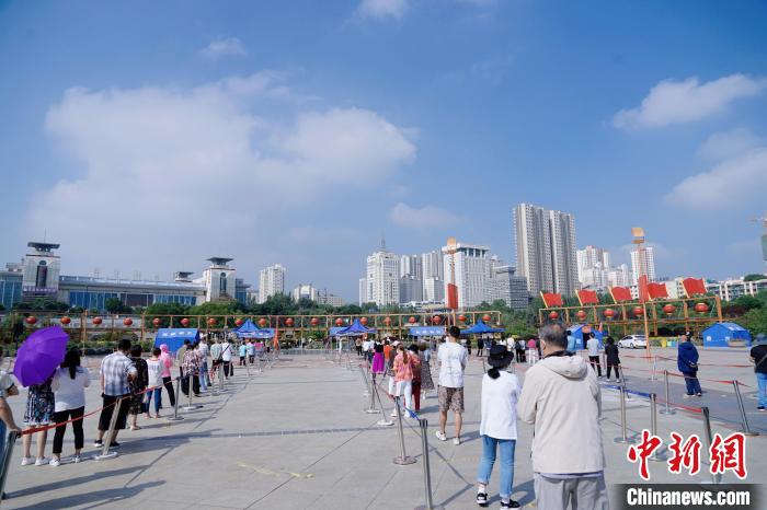 資料圖為居民有序排隊(duì)進(jìn)行核酸檢測?！●R銘言 攝