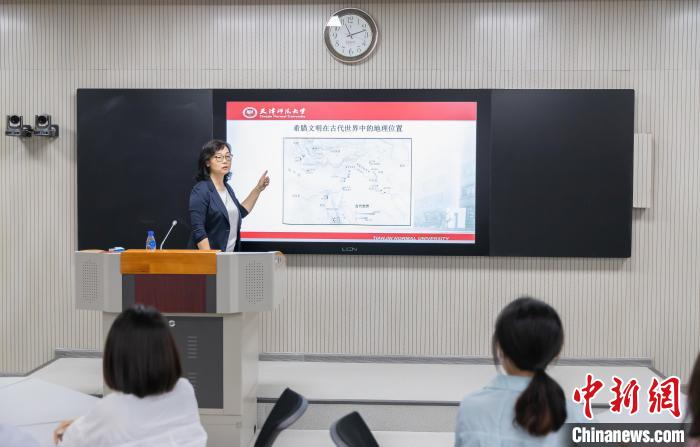 天津師范大學(xué)跨文化與世界文學(xué)研究院院長、教授郝嵐正在為同學(xué)們上課。　王在御 攝