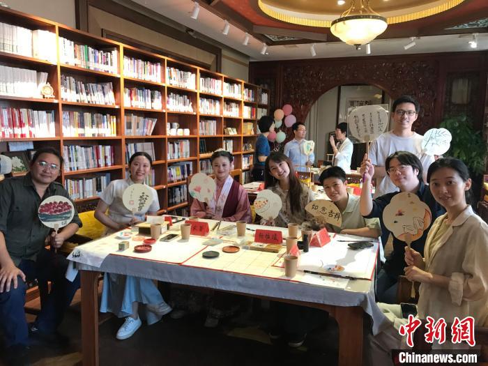 9月14日，“月動臨秋扇”中華傳統(tǒng)文化沉浸式體驗(yàn)活動在北京紀(jì)曉嵐故居舉辦。陳建新 攝 陳建新 攝