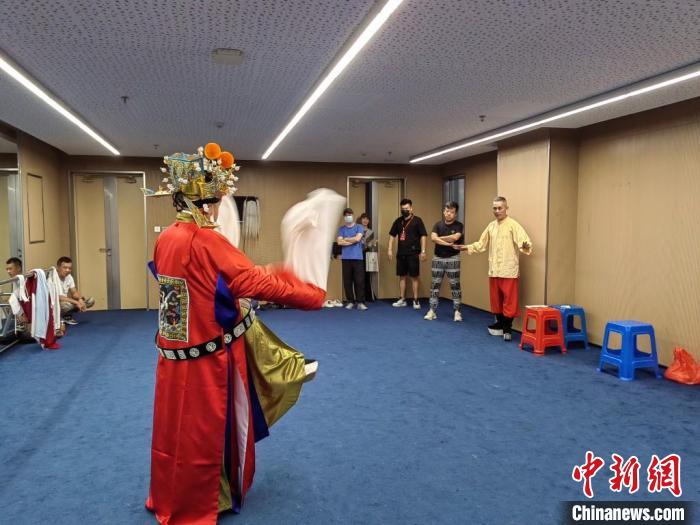 “天下第一團”正在進行練習?！±ド绞形捏w廣電和旅游局供圖