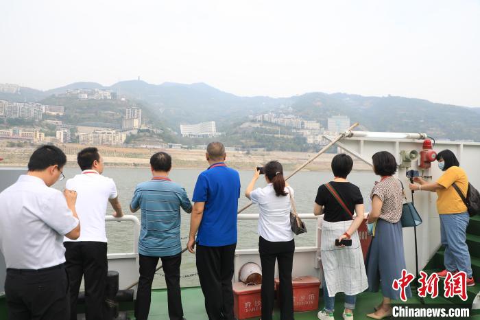 重慶市政協(xié)“同心聚力巴渝行”主題采訪團(tuán)15日走進(jìn)奉節(jié)，了解當(dāng)?shù)卣f(xié)委員護(hù)江成效?！×簹J卿 攝