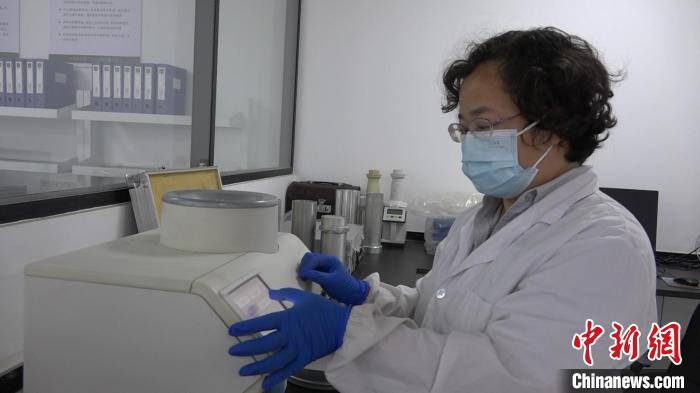 檢驗員對樣品進行檢測。　王惠琳 攝