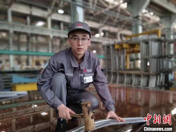 王漢卿在調(diào)修側(cè)墻彎梁?！∈茉L者供圖