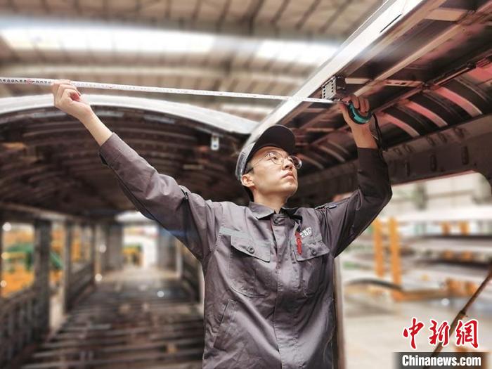 王漢卿在安裝車頂二次骨架吊?！∈茉L者供圖