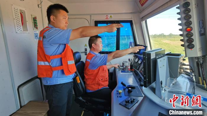 為確保首趟班列安全正點(diǎn)開(kāi)行，東營(yíng)鐵路運(yùn)輸分處認(rèn)真做好班列開(kāi)行的各項(xiàng)準(zhǔn)備工作。　中鐵三局運(yùn)輸工程分公司供圖