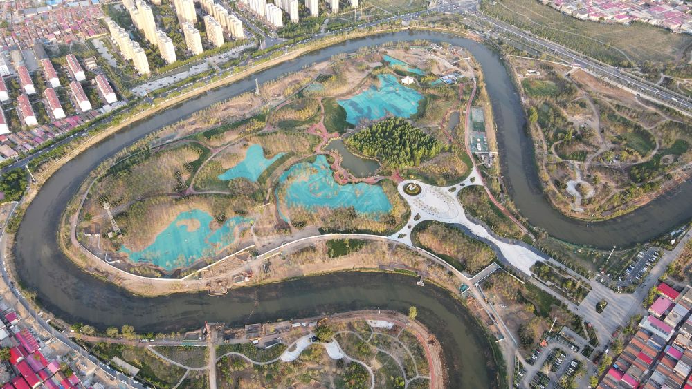 　圖為4月30日拍攝的河北滄州市區(qū)的大運河“Ω”形河道。新華社發(fā)(傅新春 攝)