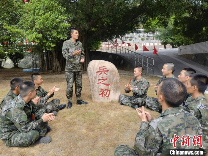 尤云龍為戰(zhàn)友講述父輩保家衛(wèi)國的故事?！＄姛樋?攝