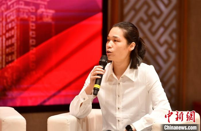 圖為林莉在福建師范大學(xué)分享會上發(fā)言?！蚊?攝