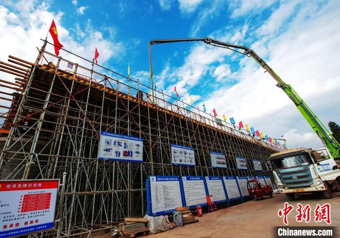 圖為渝昆高鐵云南段境內(nèi)首座大橋連續(xù)梁混凝土澆筑施工現(xiàn)場?！『螀矽i 攝