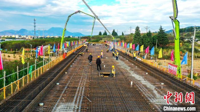 圖為渝昆高鐵云南段境內(nèi)首座大橋連續(xù)梁混凝土澆筑施工現(xiàn)場?！⑽馁F 攝