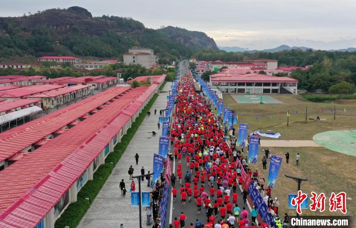 2022年龍虎山半程馬拉松鳴槍開跑。　劉志琨 攝