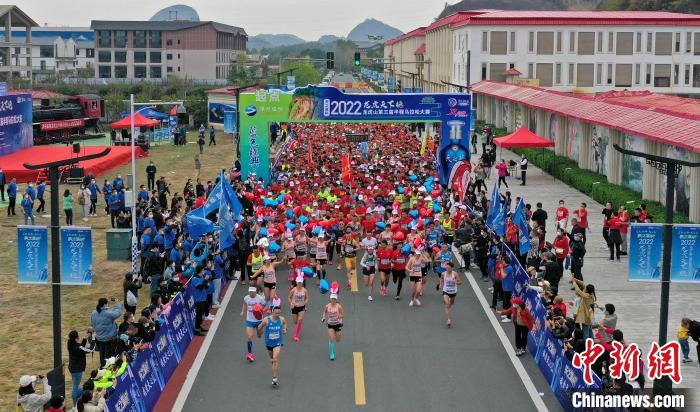 2022年龍虎山半程馬拉松鳴槍開跑?！⒅剧?攝