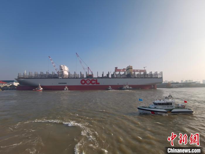 海巡艇在現(xiàn)場(chǎng)引導(dǎo)水上交通?！∧贤êＪ戮止﹫D