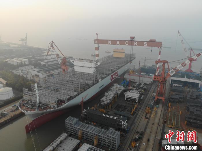 15日，全球綠色環(huán)保型集裝箱船“巨無(wú)霸”從江蘇出塢?！∧贤êＪ戮止﹫D