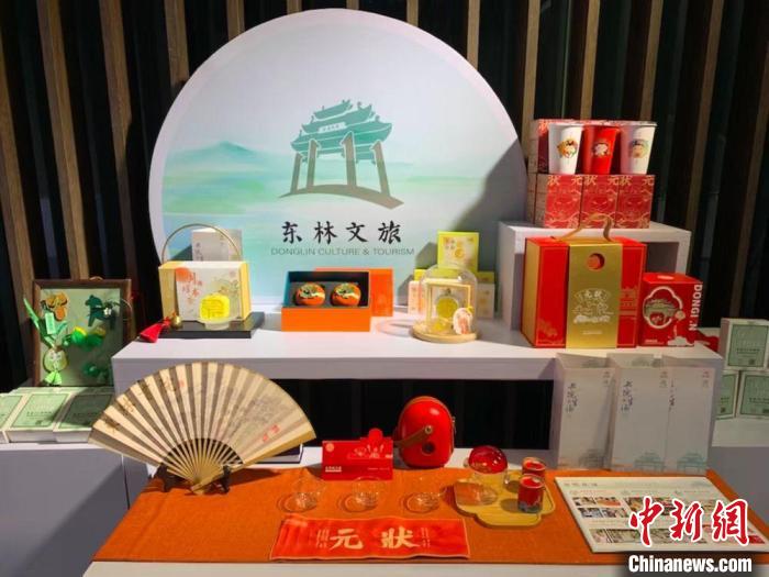 發(fā)展論壇現(xiàn)場(chǎng)展出的無(wú)錫城市文創(chuàng)作品?！O權(quán) 攝