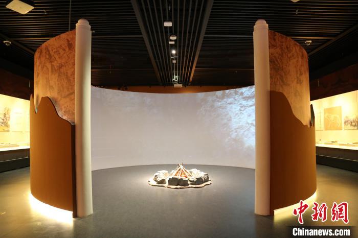 周口店遺址是迄今為止世界上同時期古人類遺址中，材料最豐富、最全面和最具代表性的一處遺址?！√胁┪镳^供圖