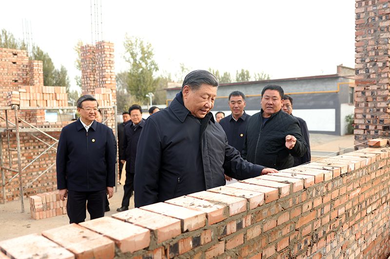 2023年11月10日，習(xí)近平總書記在河北保定涿州市刁窩鎮(zhèn)萬全莊村房屋重建施工現(xiàn)場考察。