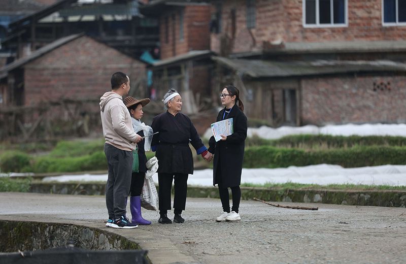 2022年3月24日，在廣西柳州市三江侗族自治縣良口鄉(xiāng)南寨村，紀(jì)檢監(jiān)察干部(右一、左一)在了解惠農(nóng)政策落實(shí)情況。