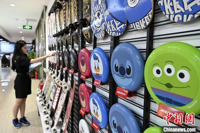 葉偉倫的體育用品公司推出了一系列IP授權(quán)款。　陳驥旻　攝