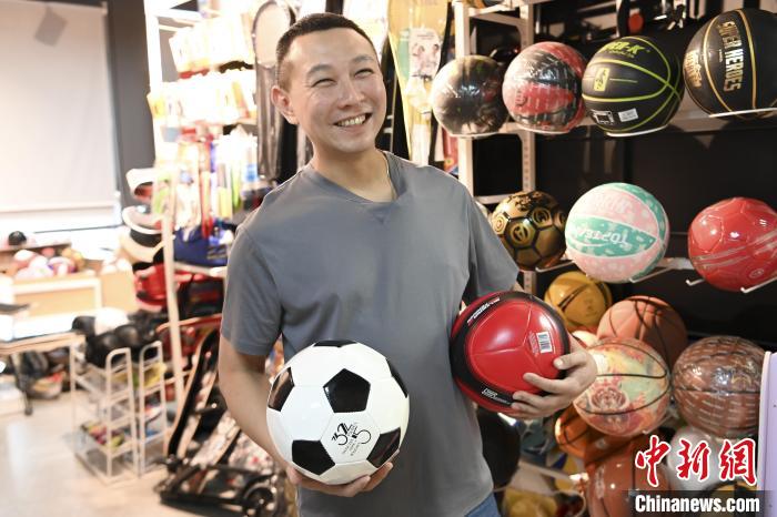 葉偉倫講述葉家在內(nèi)地的發(fā)展史，其中足球是他們家引以為傲的一個產(chǎn)品?！￡愺K旻 攝