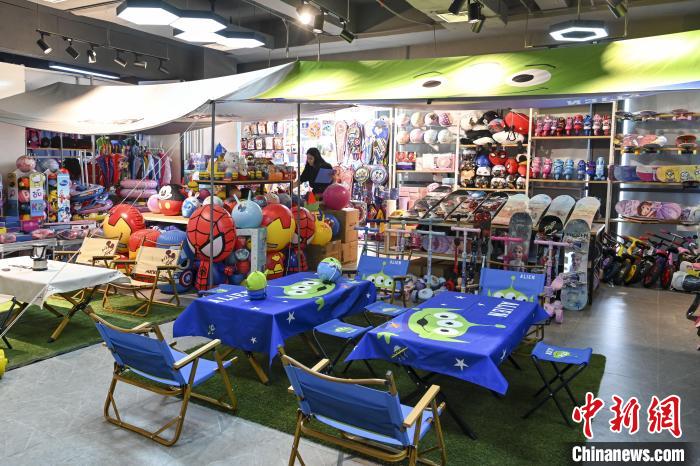 葉偉倫的體育用品公司推出了一系列產(chǎn)品。　陳驥旻 攝