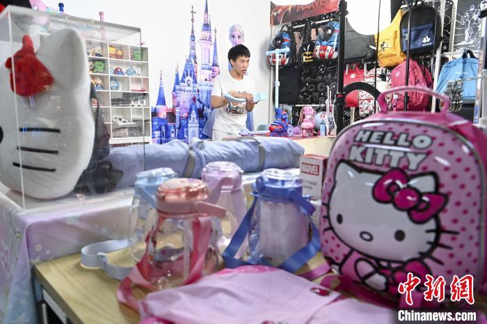 葉偉倫公司員工通過網(wǎng)絡(luò)直播方式銷售產(chǎn)品?！￡愺K旻 攝