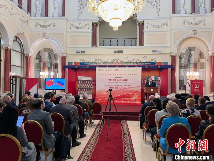 “今日中國(guó)”回顧與展望暨“閱讀中國(guó)”節(jié)目開(kāi)播儀式活動(dòng)現(xiàn)場(chǎng)?！√锉?攝