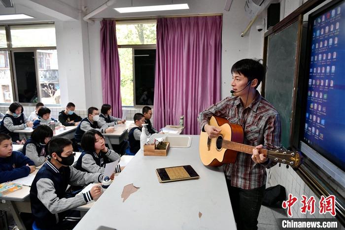 圖為3月16日，張家豪在福建福州延安中學(xué)教學(xué)。 <a target='_blank' href='/'><p  align=