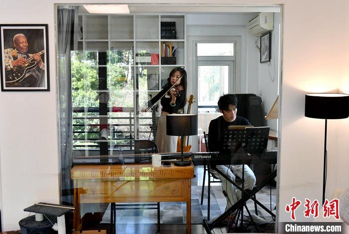 圖為3月10日，林佳臻(左)與張家豪在福建福州租的套房?jī)?nèi)排練。 <a target='_blank' href='/'><p  align=