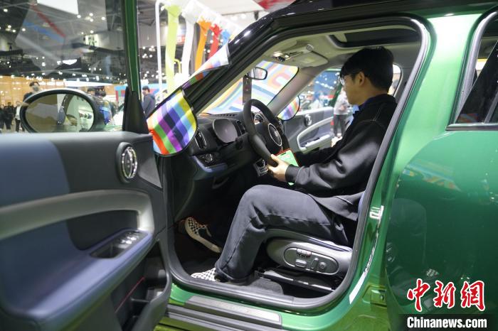 圖為觀眾在展會(huì)試駕車輛?！⑿?攝