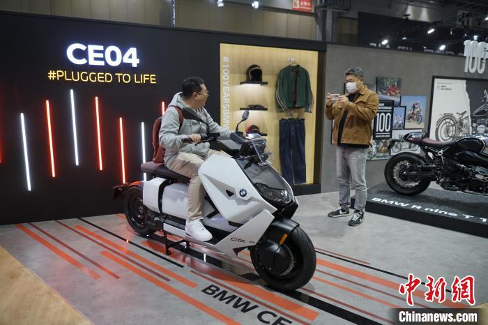 圖為觀眾在展會(huì)試駕車輛。　劉旭 攝