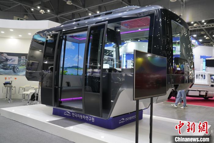 圖為展會(huì)上展示的無(wú)人駕駛移動(dòng)出行工具?！⑿?攝