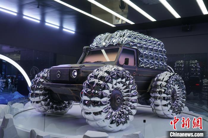 圖為梅賽德斯-奔馳和時(shí)尚品牌盟可睞(Moncler)共同設(shè)計(jì)的“Project MONDO G”。　劉旭 攝