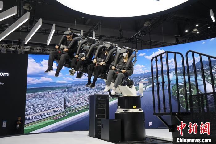 圖為觀眾在展會(huì)模擬體驗(yàn)未來(lái)城市空中移動(dòng)出行方式。　劉旭 攝