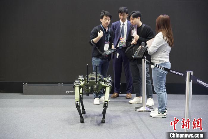 圖為觀眾在展會(huì)參觀機(jī)器人。　劉旭 攝