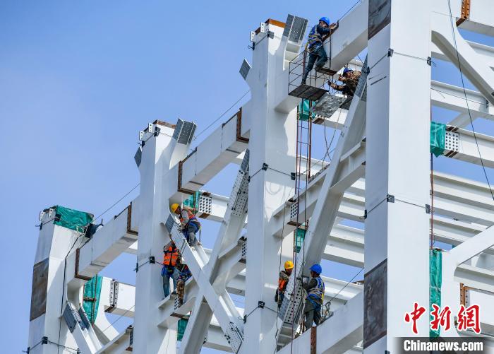 圖為海南商業(yè)航天發(fā)射場1號工位建設(shè)現(xiàn)場，工人正緊鑼密鼓施工?！●樤骑w 攝