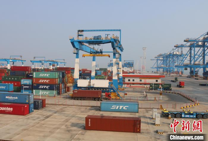 北部灣港欽州自動化集裝箱碼頭?！￡惽锵?攝