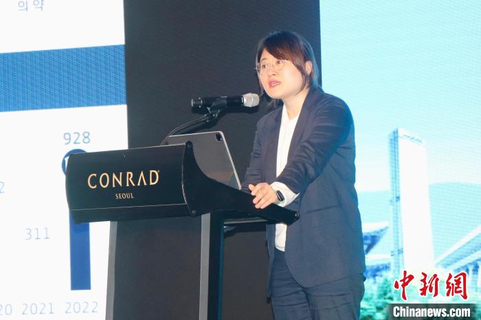 韓國大韓貿(mào)易投資振興公社外國投資監(jiān)察辦公室科長樸金蘭致辭。　萬佳欣 攝