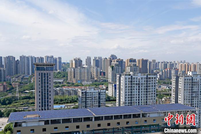 圖為輝騰能源在重慶市九龍坡區(qū)留學(xué)生創(chuàng)業(yè)園屋頂建設(shè)的光伏發(fā)電示范項(xiàng)目?！∈茉L企業(yè)供圖